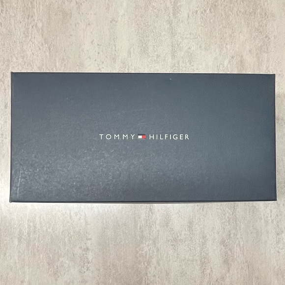 Tommy Hilfiger Black and Tan Sandals Toe Tong Buckle Gold Hardware size 9 - Picture 5 of 8